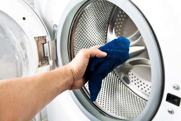 تمیز کردن ماشین لباسشویی هر هفته یک بار با یک دستمال مرطوب کافی است